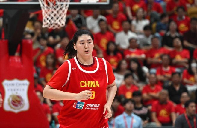 法国第一夫人女儿官宣年下恋!妈妈嫁了小25岁总统,她爱上小20岁冲浪教练... 这也复刻?