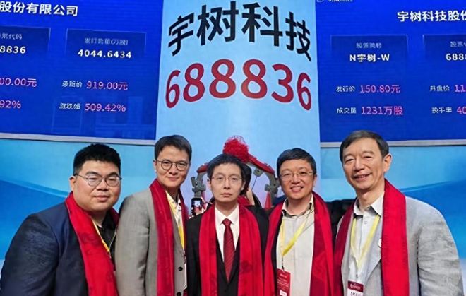 多打1人遭绝平!曼联1