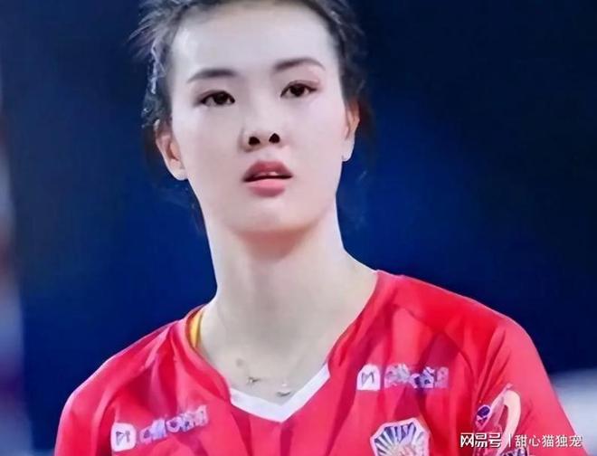 詹俊也犯了巨大巨大失误!将美国歌手误认为是小罗:实在是太像了