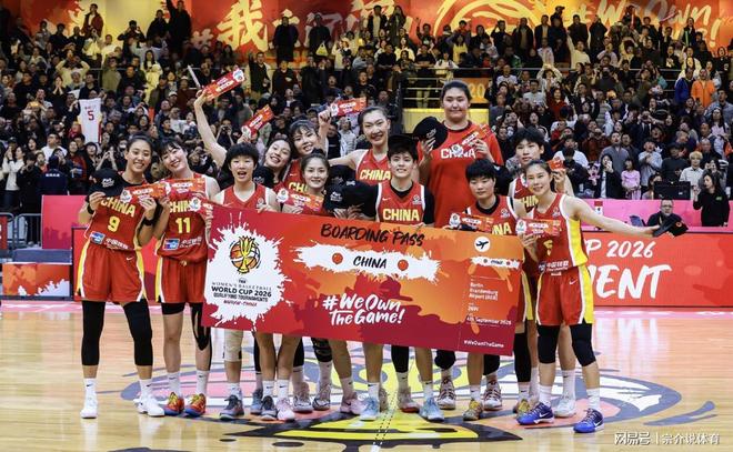 痛失好局，瑞士主帅雅金在球队被卡塔尔绝平后怒摔水瓶