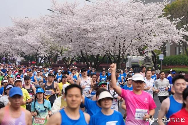 皇马夏窗砸重金,夺冠概率反而不如巴萨?说实话,皇马球迷这个夏天的心情大概比伯纳乌的天还复杂