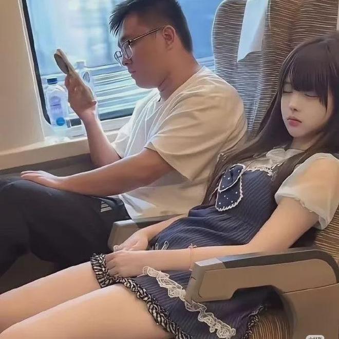 太萌了吧!王虹一张早年巴黎综合理工学院晚宴旧照被扒,身着法式军校礼服,与男同学合影留念