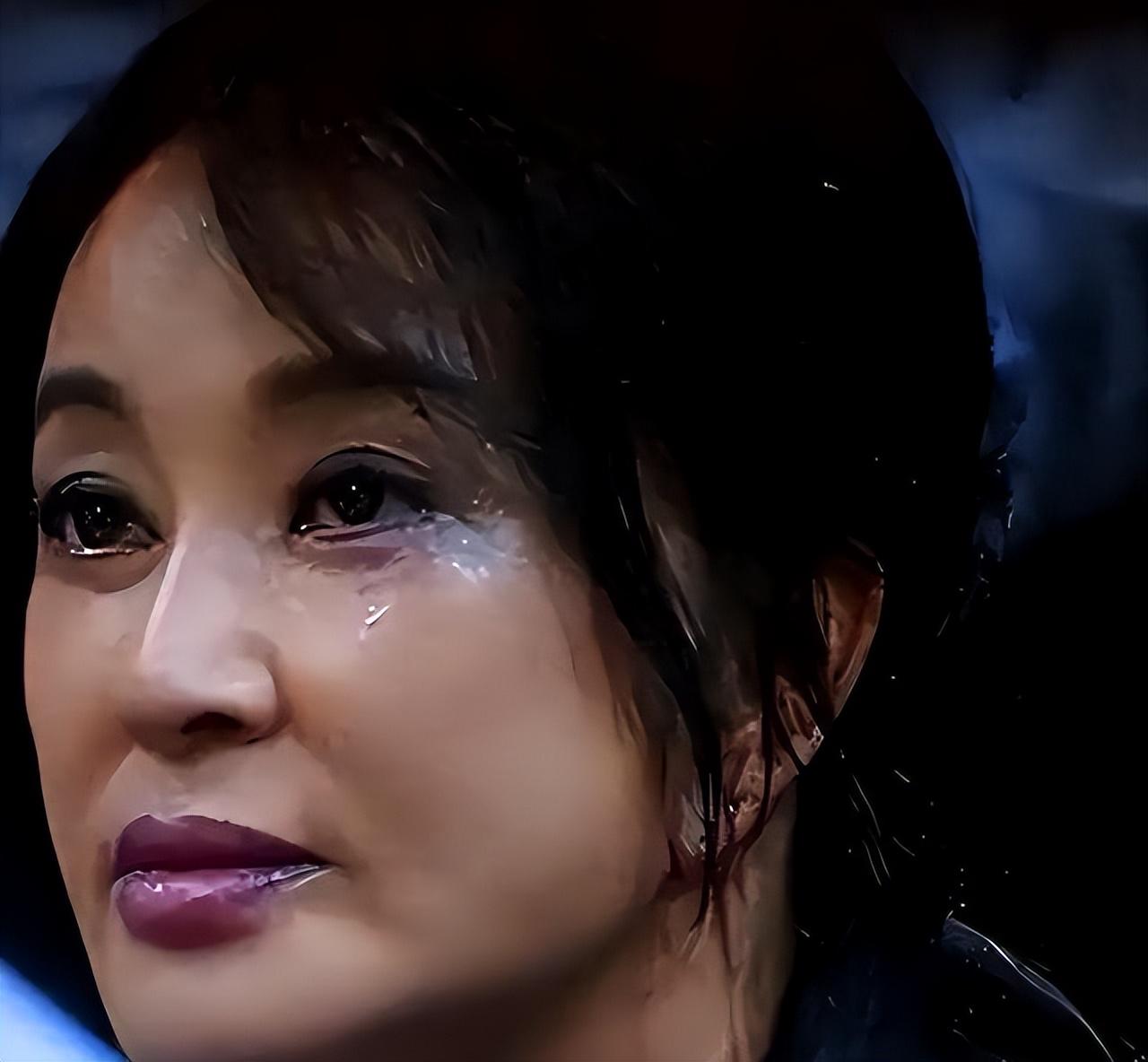 51岁视后佘诗曼婚宴角落拭泪,承认想做妈妈,曾为事业错失爱情