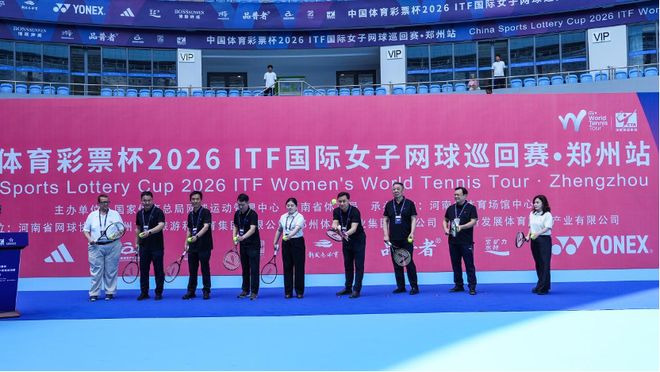 知名女星赤裸上身和俩儿子合照，身材火辣出圈，网友：毫无边界感