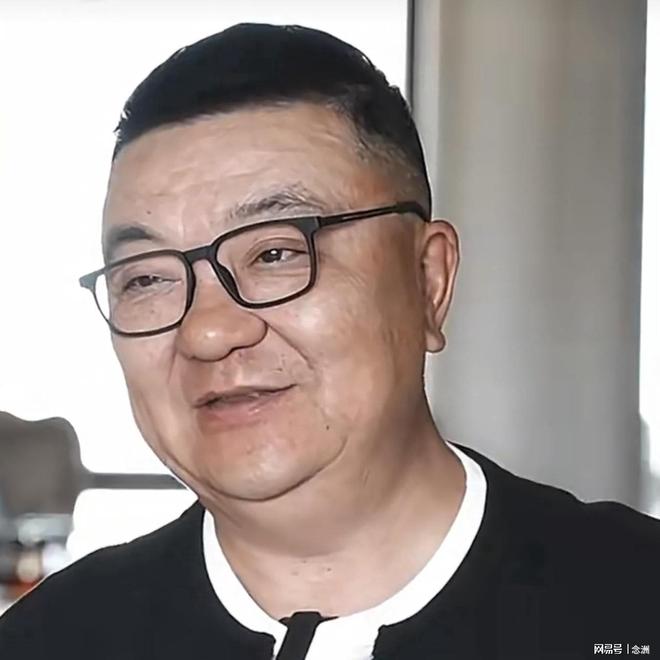 拒绝种族歧视!中国球迷被阿根廷球迷扛在肩上 膜拜+高呼:China