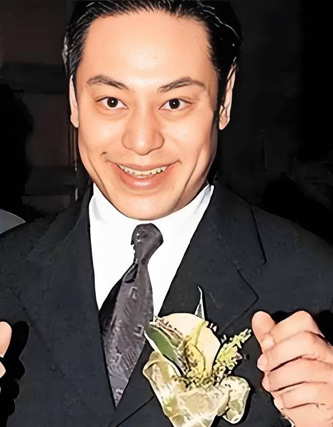 打开柜子,全是青春!前国脚尹鸿博空降郑州,陪球迷唠世界杯老物件