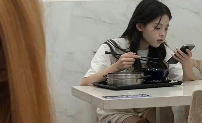 匿名现役美国军人首次公开中东多处美军基地遭伊朗袭击照片:建筑与装备大面积损毁,“我们眼睁睁看着它们被摧毁,任由别人往脸上挥拳”