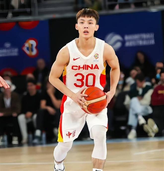 “许晴”太丰满了!穿抹胸裙凹凸感藏不住,我感慨资本果然会选人