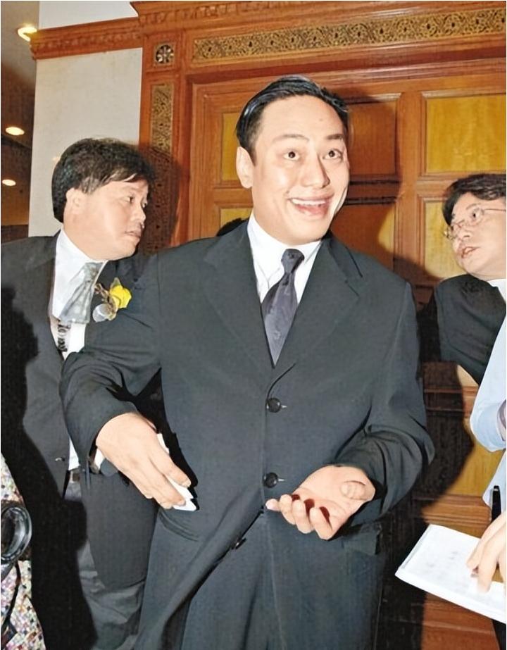 打开柜子,全是青春!前国脚尹鸿博空降郑州,陪球迷唠世界杯老物件