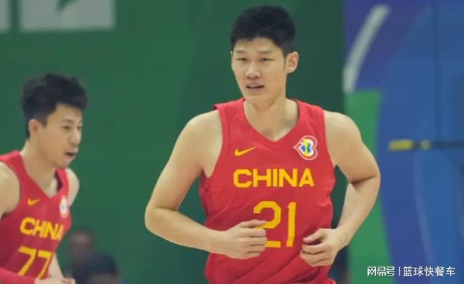 痛失好局，瑞士主帅雅金在球队被卡塔尔绝平后怒摔水瓶