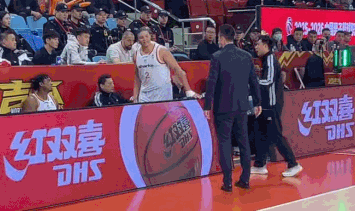 旅美军团或均不归!郭士强弃用王俊杰寒人心 就看赵睿周琦状态了