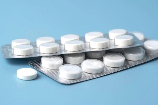 场外暴力让纽约蒙羞：17岁少年被打至昏迷，马刺遭扔鸡蛋